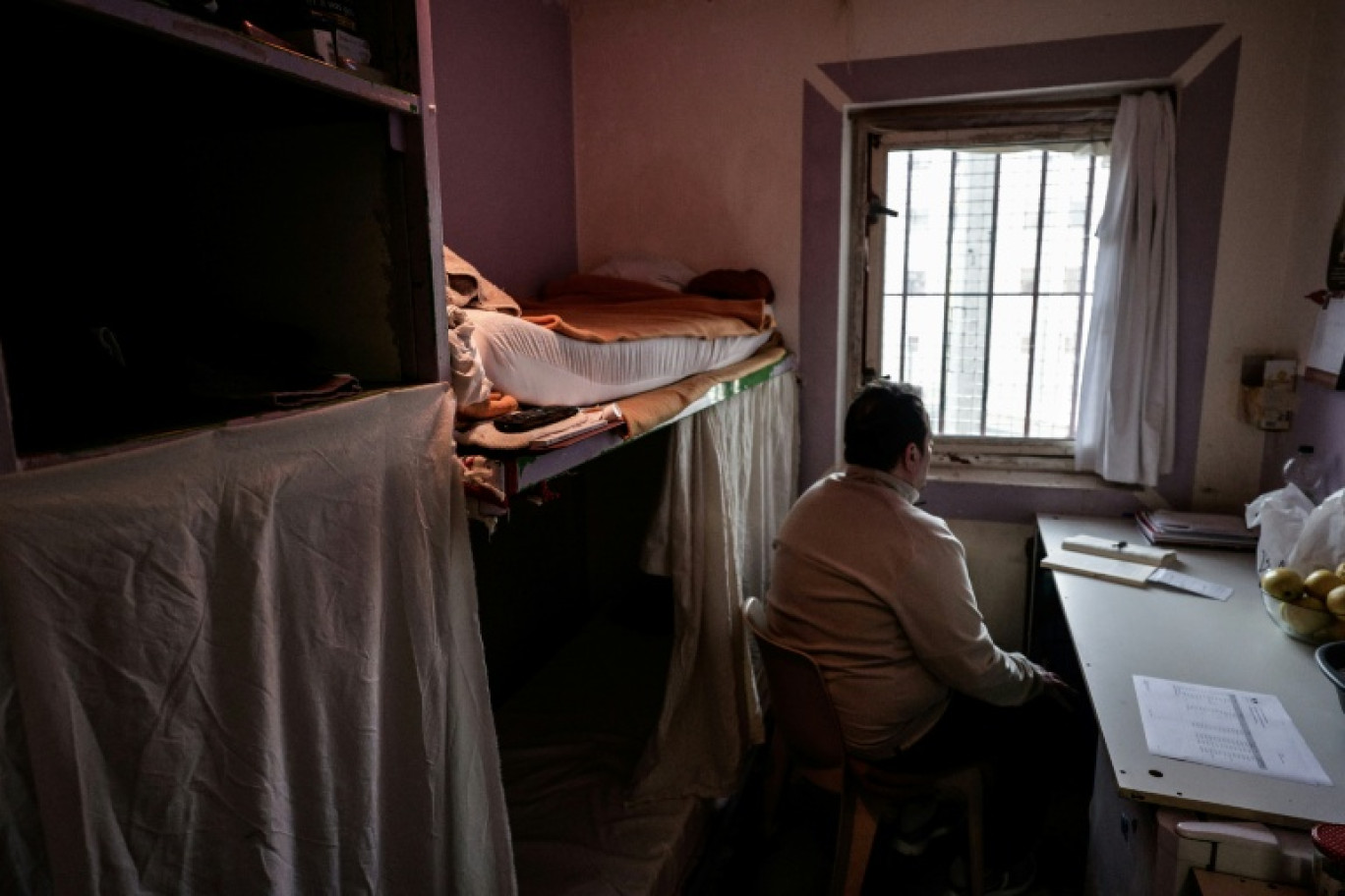 Un détenu dans une cellule du centre pénitentiaire de Nanterre, le 15 janvier 2026 dans les Hauts-de-Seine © STEPHANE DE SAKUTIN