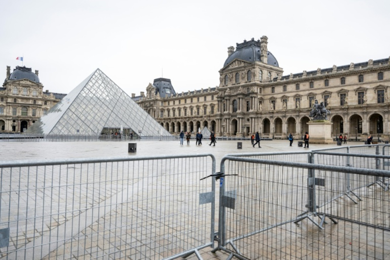 La pyramide du Louvre, conçue par l'architecte sino-américain Ieoh Ming Pei, et le musée du Louvre fermés en raison d'une grève, le 12 janvier 2026 à Paris. © Martin LELIEVRE
