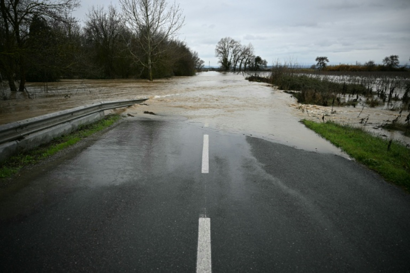 Une route inondée à Coursan, dans l'Aude, le 19 janvier 2026 © Lionel BONAVENTURE
