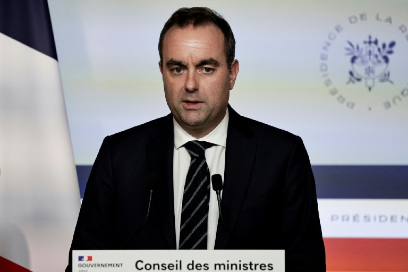 Le Premier ministre Sébastien Lecornu s'adresse aux journalistes lors d'une conférence de presse à l'issue du Conseil des ministres, à Paris, le 19 janvier 2026 © STEPHANE DE SAKUTIN