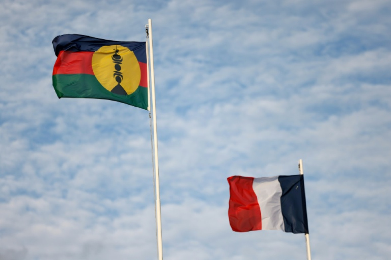 Le drapeau du FLNKS et le drapeau français à Nouméa, le 24 juillet 2023 en Nouvelle-Calédonie © Ludovic MARIN