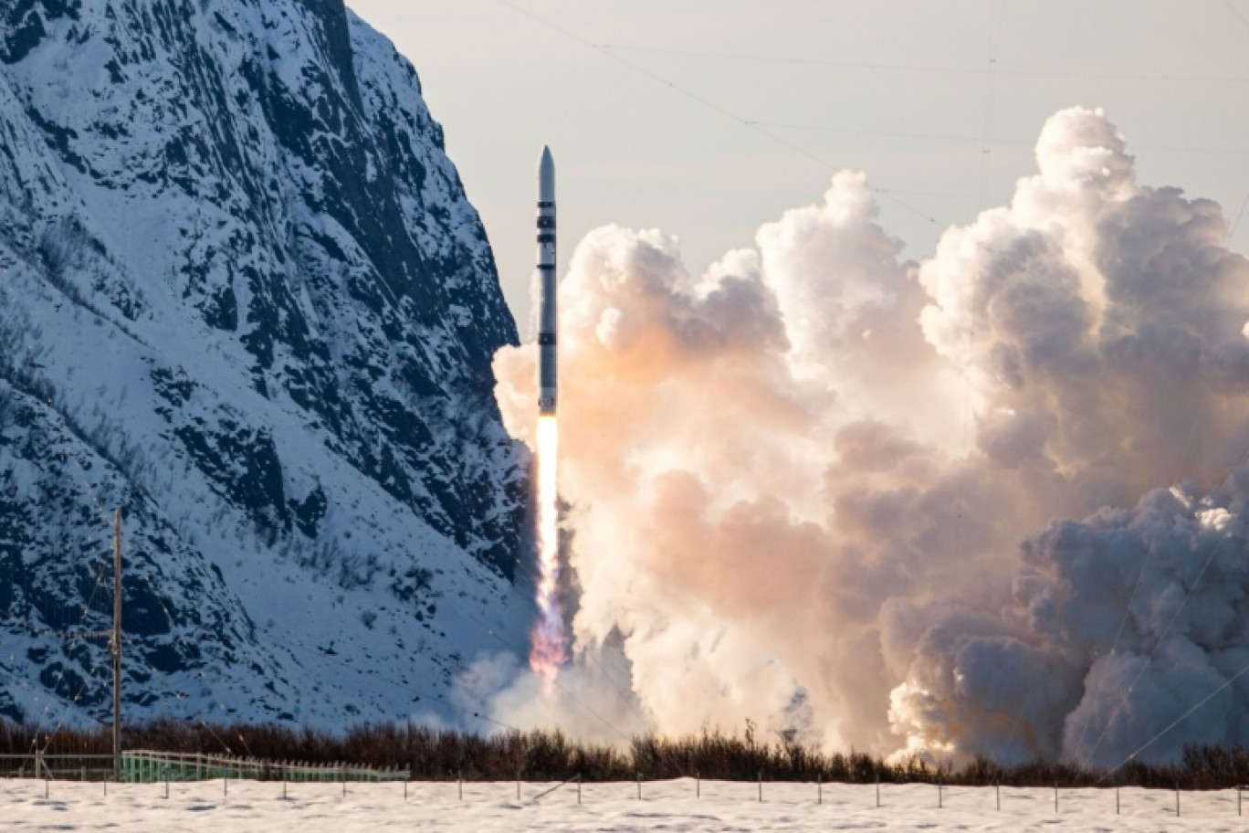 Photo fournie le 30 mars 2025 par la société spatiale allemande Isar Aerospace montrant le lancement de sa fusée "Spectrum", qui a explosé quelques secondes après son décollage, au centre spatial d'Andøya en Norvège © Brady KENNISTON