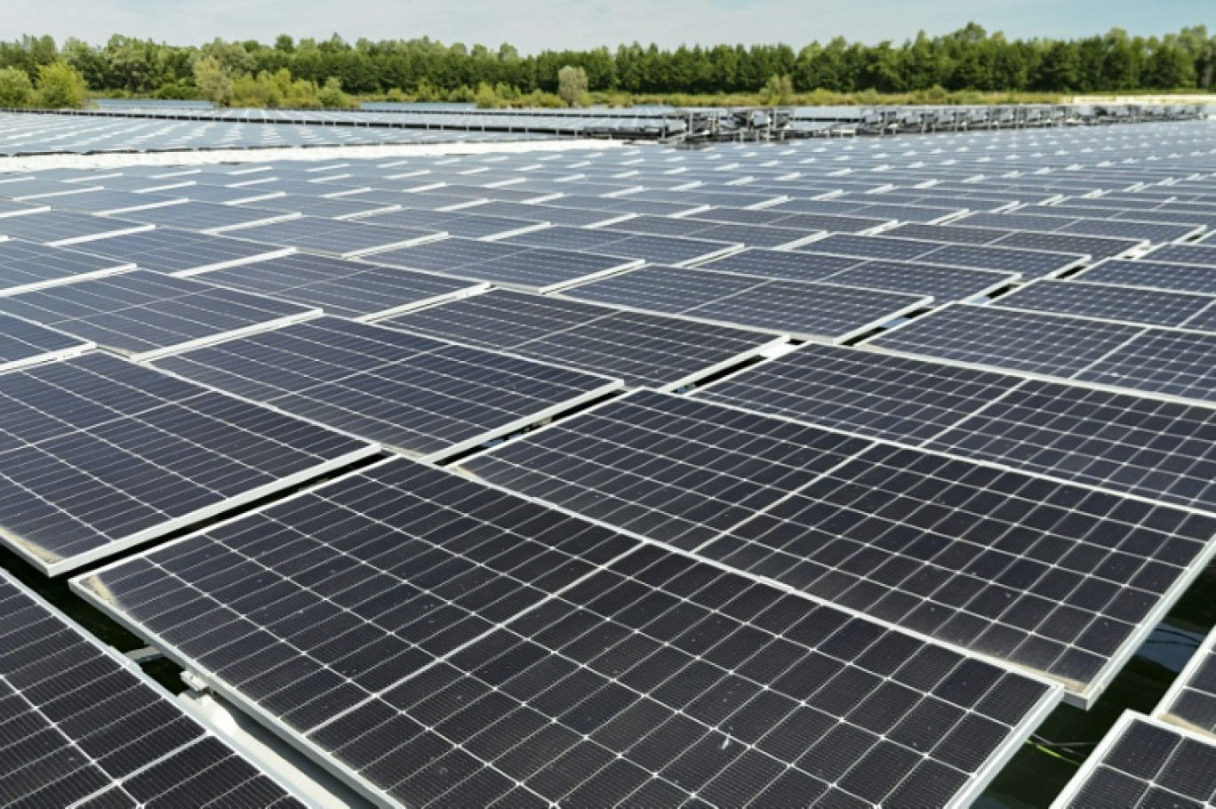 La plus grande centrale solaire flottante d'Europe, à Perthes, France, le 20 juin 2025 © Pierre BEAUVILLAIN