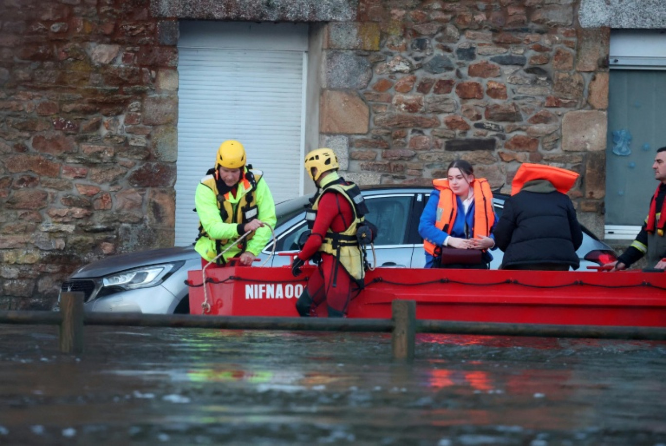 Des habitants évacués de leur domicile à Quimperlé (Finistère) en raison des inondations, le 22 janvier 2026 © Fred TANNEAU