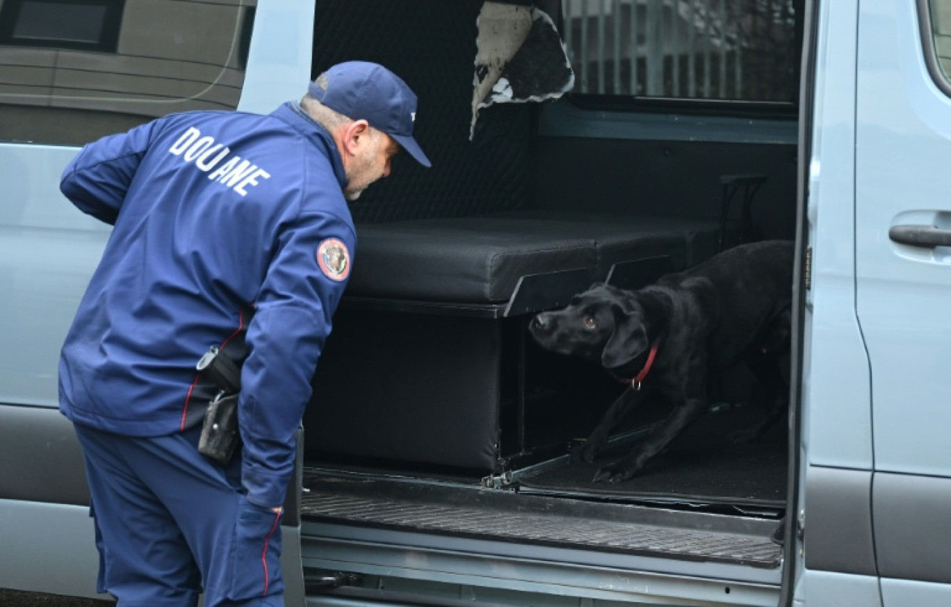Un agent des douanes et son chien avant une opération antidrogue à Bayonne, le 22 janvier 2026 © Gaizka IROZ