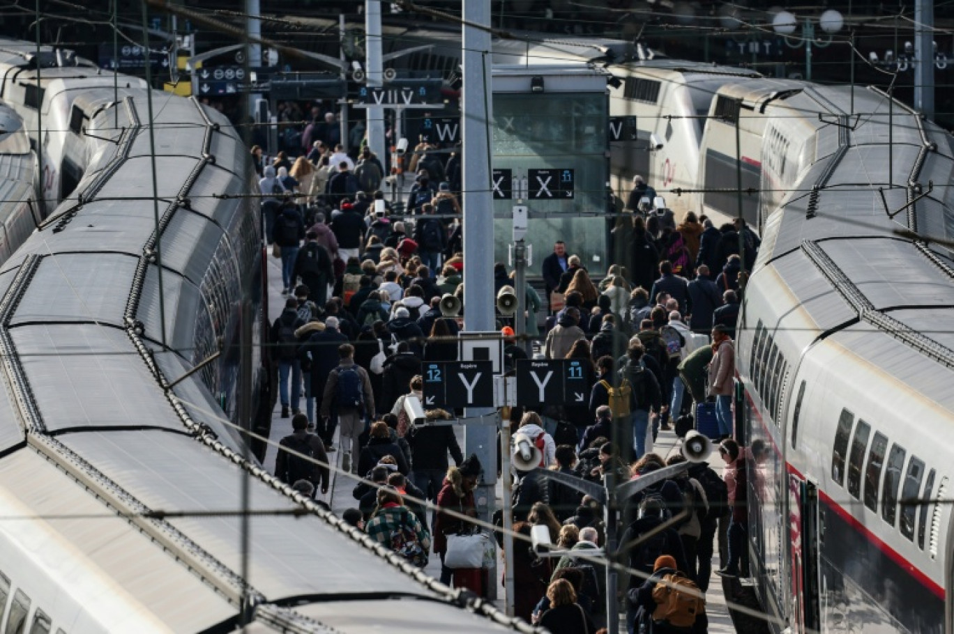 Des voyageurs débarquent d'un TGV Inoui gare du Nord à Paris, le 15 février 2024 © Ian LANGSDON
