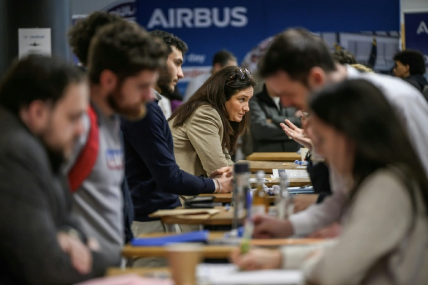Des candidats et des représentants d'entreprises lors d'un "Aéroday", une journée de recrutement dédiée à la filière aéronautique, le 22 janvier 2026 à Toulouse © Ed JONES