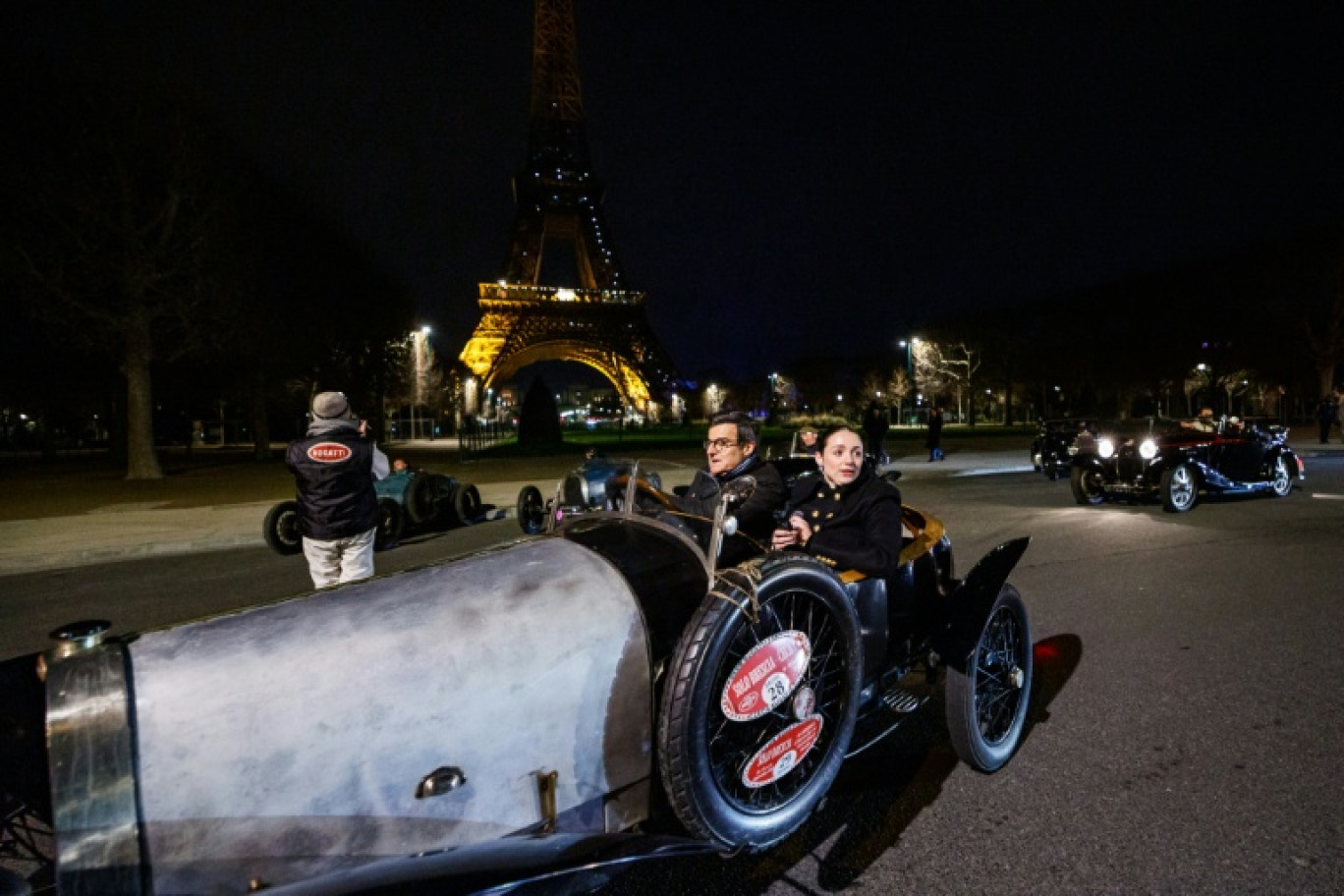 Une voiture de collection Bugatti sur le champ de Mars, devant la tour Eiffel, durant la parade nocturne pour les 50 ans de Rétromobile, le 26 janvier 2026, à Paris © Dimitar DILKOFF