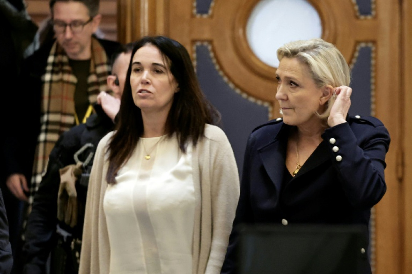 La présidente du groupe RN à l'Assemblée nationale Marine Le Pen, à droite et à sa gauche Catherine Griset, le 21 janvier 2026 au palais de justice de Paris © STEPHANE DE SAKUTIN