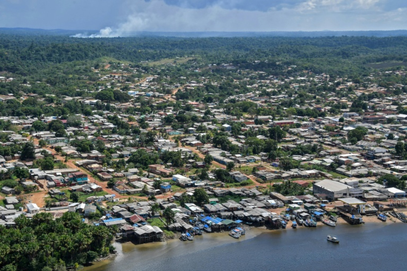 Vue aérienne de la ville brésilienne d'Oiapoque, sur l'Oyapock, à la frontière avec la Guyane, le 31 octobre 2020 © NELSON ALMEIDA