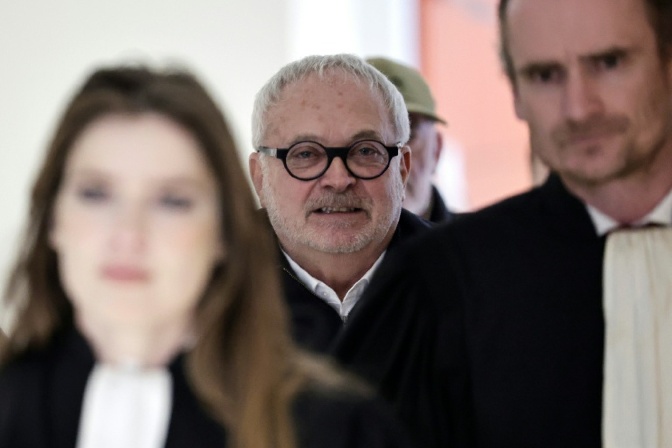 L'ancien sénateur Joël Guerriau (c) arrive  au Palais de justice de Paris pour son procès, le 26 janvier 2026, accusé d'avoir drogué la députée Sandrine Josso pour la violer © STEPHANE DE SAKUTIN