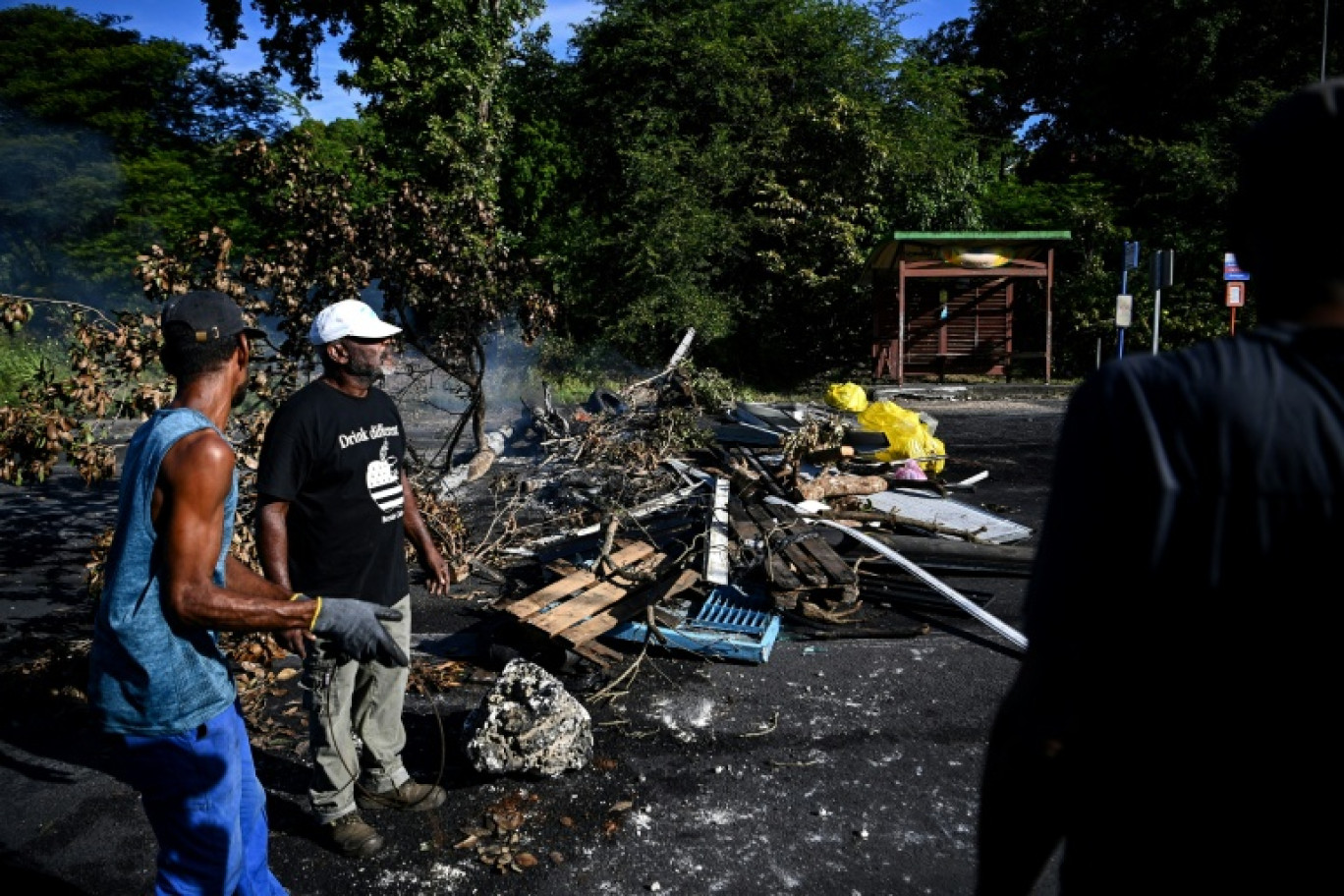 Des manifestants sur un barrage au Gosier, en Guadeloupe, le 23 novembre 2021 © Christophe ARCHAMBAULT