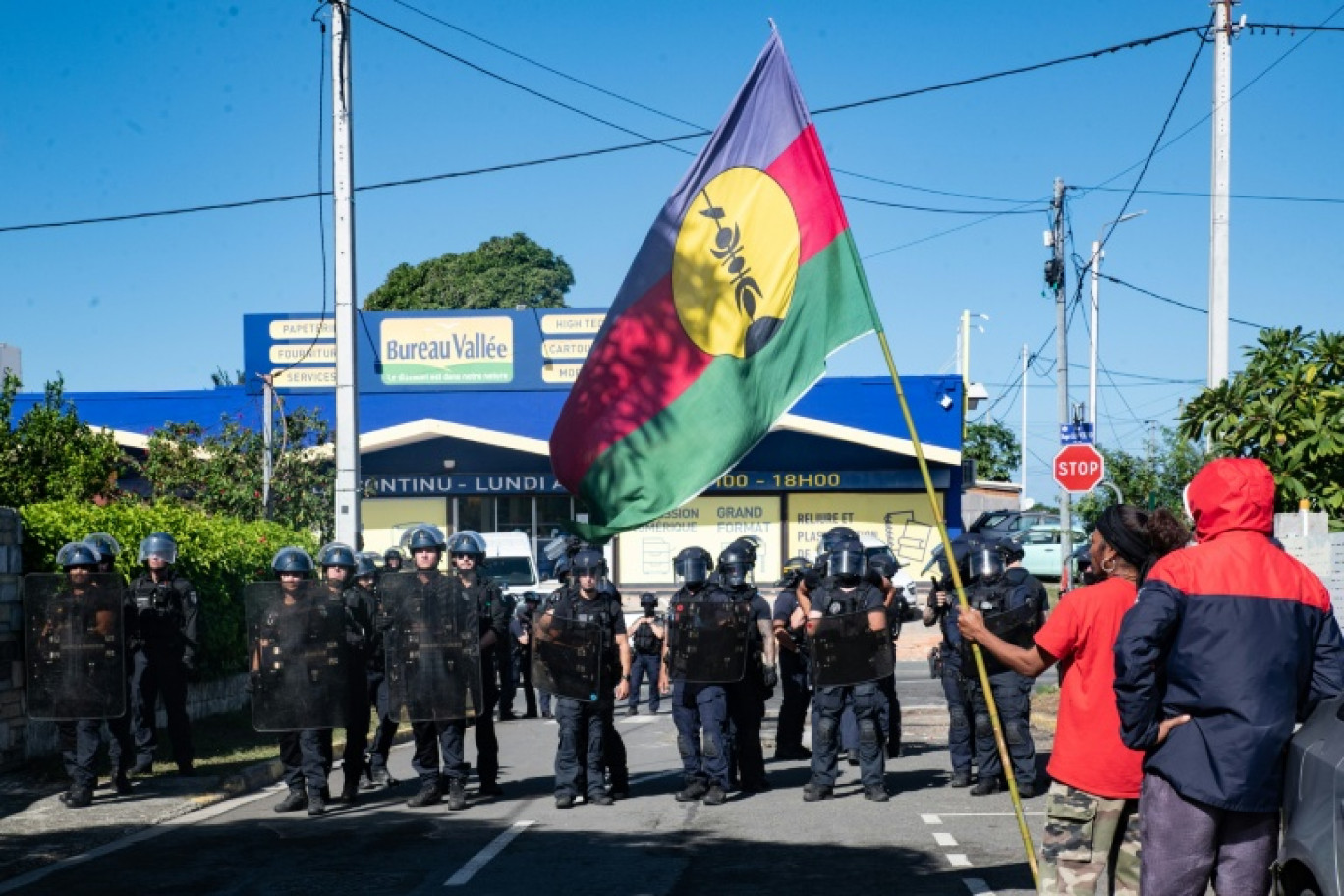 Des manifestants calédoniens indépendantistes font face à des gendarmes devant le siège de l'Union calédonienne  à Nouméa, le 19 juin 2024 © Delphine Mayeur