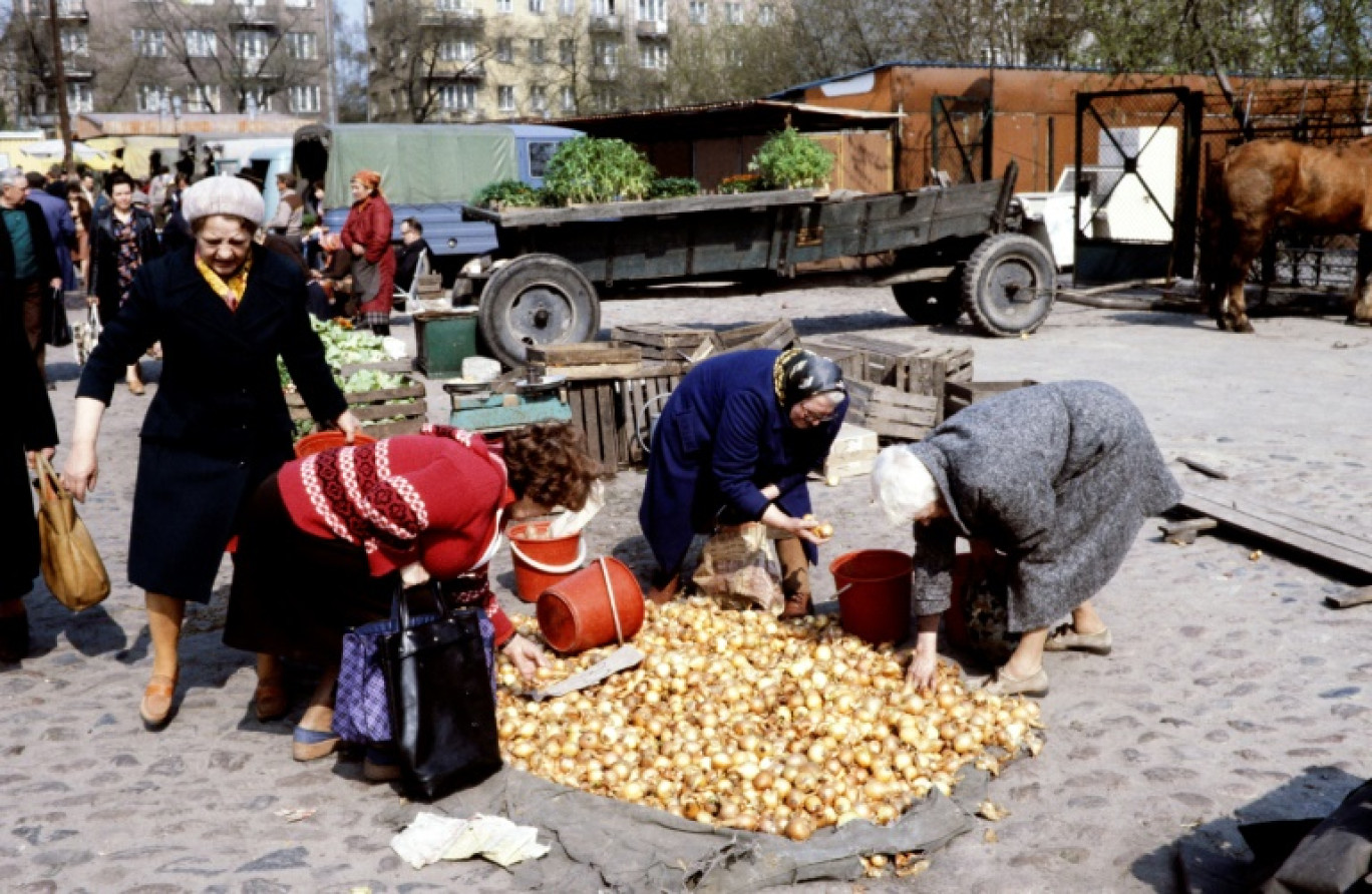 Vente de légumes sur un marché à Varsovie, en mai 1982 © GABRIEL DUVAL