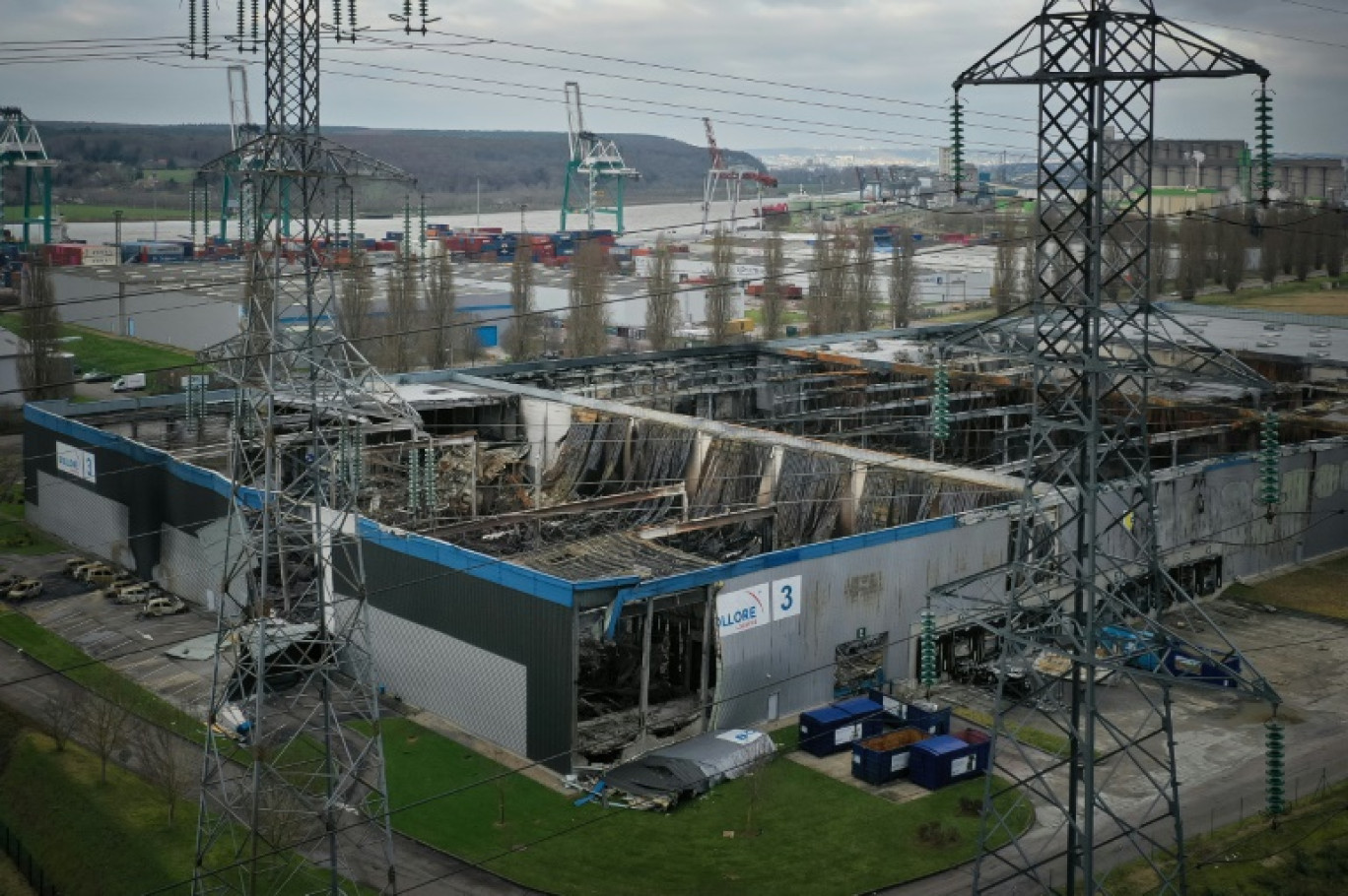 Vue aérienne le 27 janvier 2022 de l'entrepôt de Bolloré Logistics détruit par un incendie, à Grand-Couronne (Seine-Maritime) © LOU BENOIST