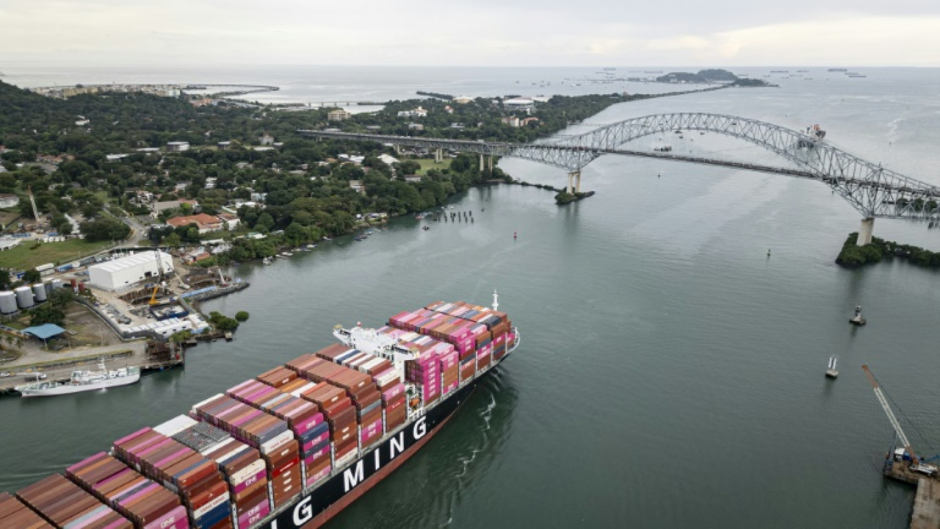 Un porte-conteneurs taïwanais sort du canal de Panama, le 6 octobre 2025 © MARTIN BERNETTI