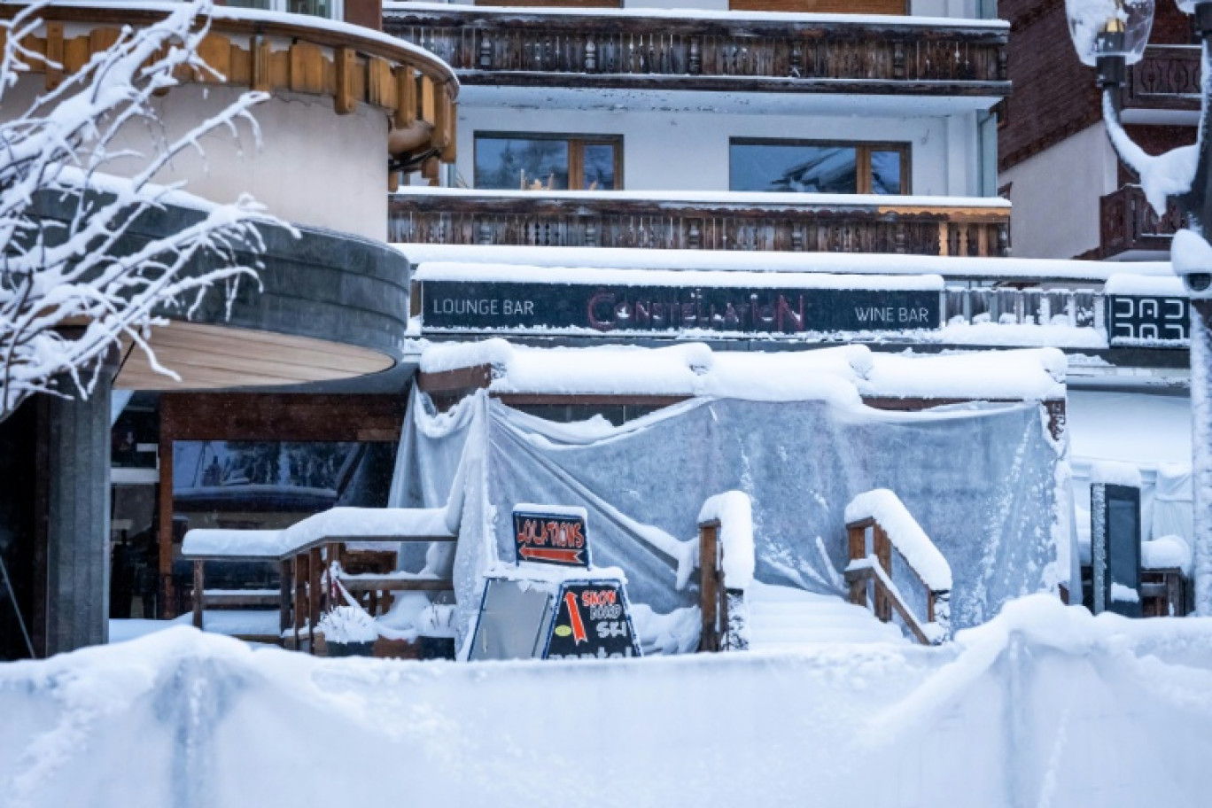 La façade du bar "Le Constellation", où l'incendie s'est déclaré, lors d'une journée de deuil national à Crans-Montana, le 9 janvier 2026 en Suisse © MAXIME SCHMID