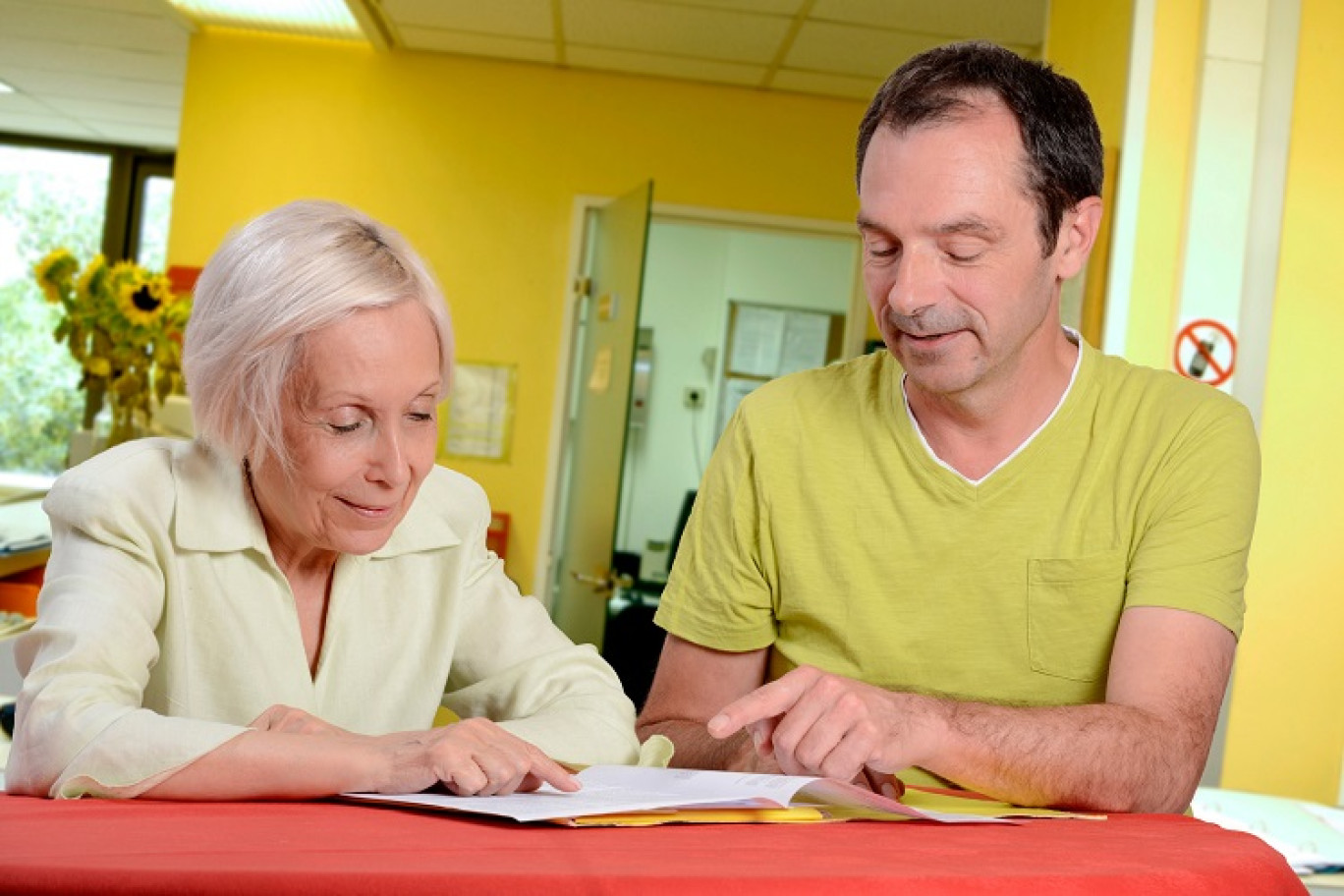 Senior remplissant un dossier d’aide sociale à l’hébergement (ASH). © DR