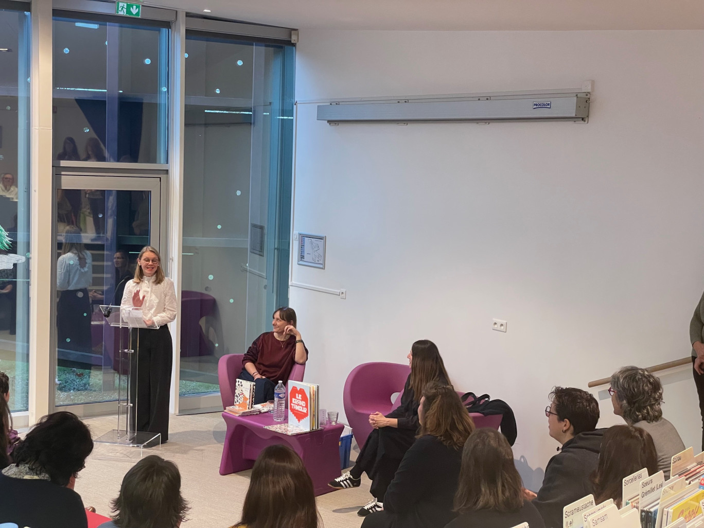 Présentation de l’album lauréat à la médiathèque La Caroline à Corbie en présence de Margaux Delétré, vice-présidente du conseil départemental en charge de la culture, du patrimoine et des sports, Emilie Vast, autrice et illustratrice de «Pas pareil» et de Csil, autrice et illustratrice.