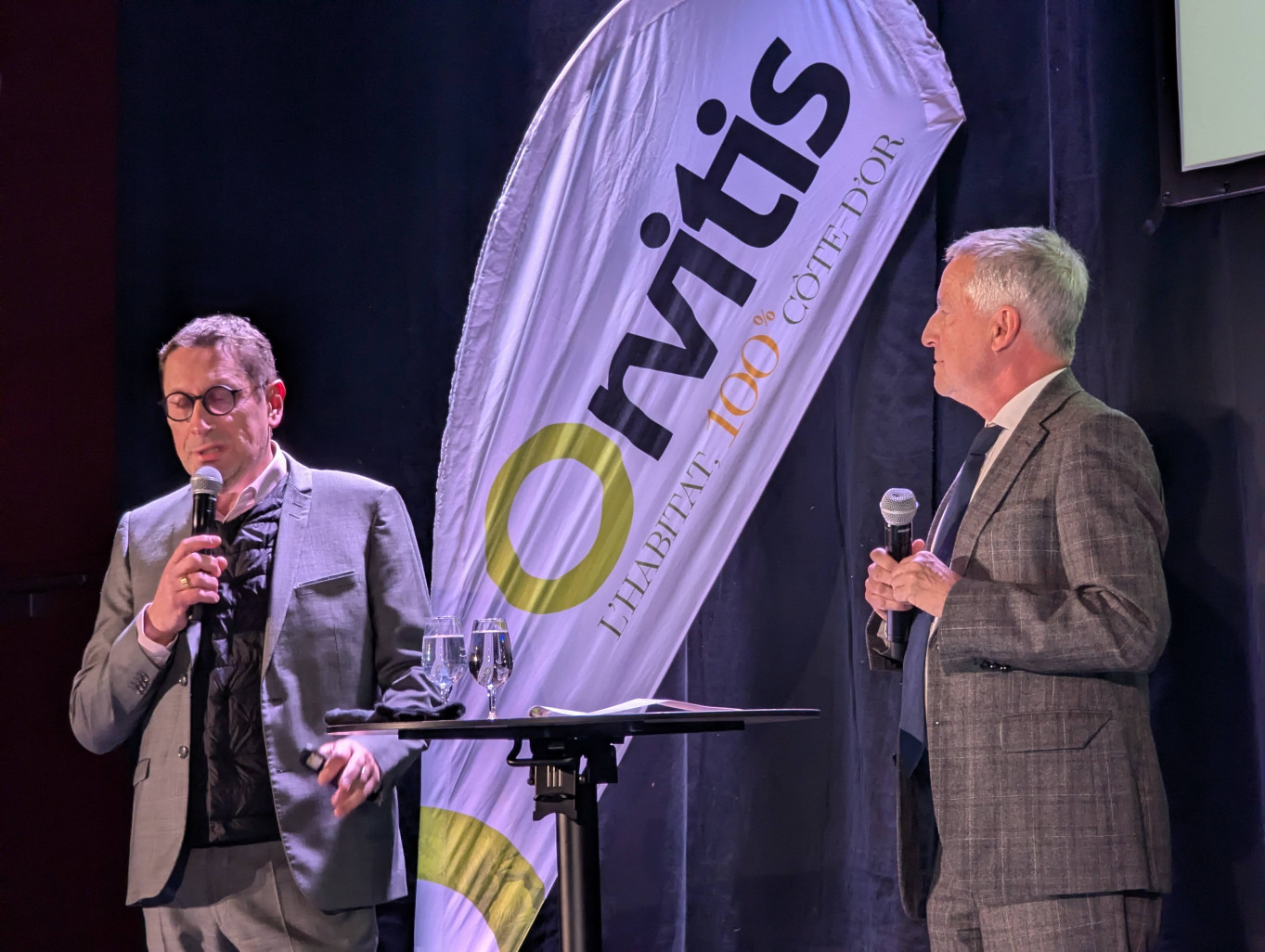 Christophe Bérion (à gauche), directeur général d’Orvitis, et François-Xavier Dugour, président, ont profité des vœux pour annoncer une enveloppe d’investissement de 330 millions d’euros d’ici 2034. © Aletheia Press / N.Hubert