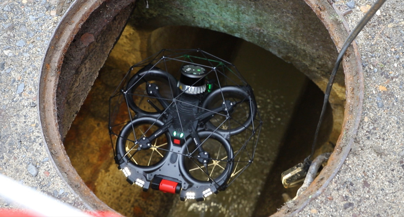 Le drone volant Elios3 pèse aux environs de 2 kg et a une autonomie estimée à 9 minutes.