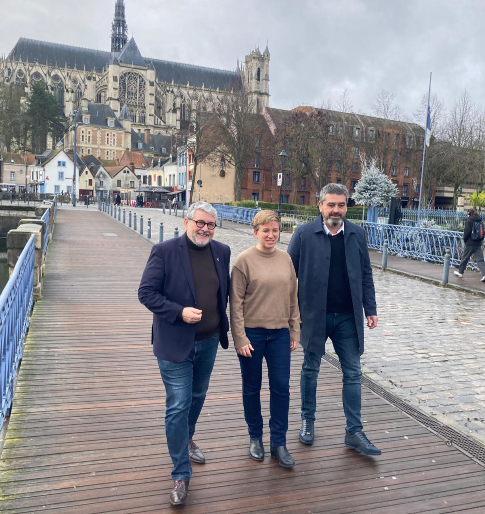 Sur le quai Bélu et au pied de la cathédrale d'Amiens : Bruno Albanese, membre du Lions Club Amiens Val de Serre et du comité d'organisation, Margot Labouche, directrice de l'association Aid'Ensemble, et Philippe Salgado, restaurateur du Piri Piri.