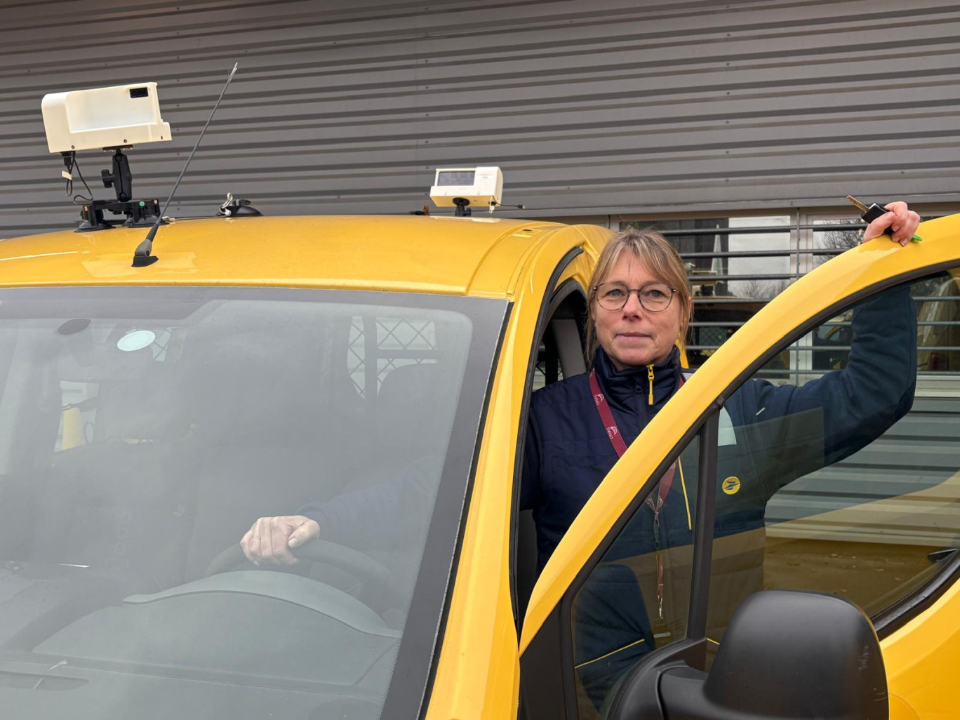 Isabelle Pionnier, factrice à Beauvais avec la camionette équipée des caméras Geoptis. © Virginie Kubatko 
