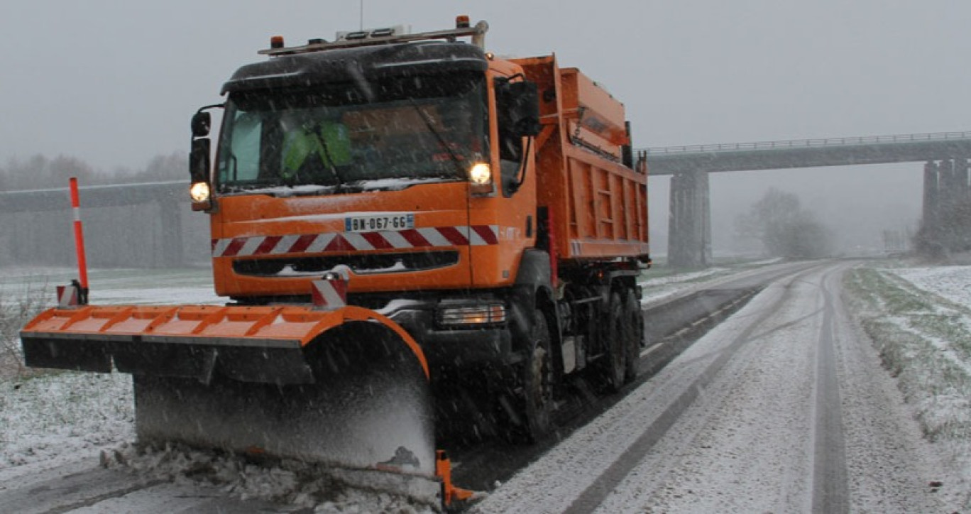 La lame permet de dégager la route au-dessus de 2 cm de neige. © CD 80