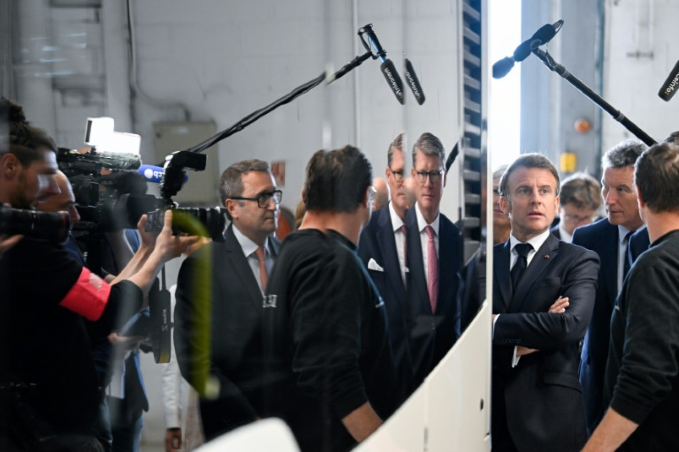 Emmanuel Macron entouré de journalistes lors d'un déplacement à Ligny-en-Barrois (Meuse), le 19 mai 2025 © Jean-Christophe VERHAEGEN