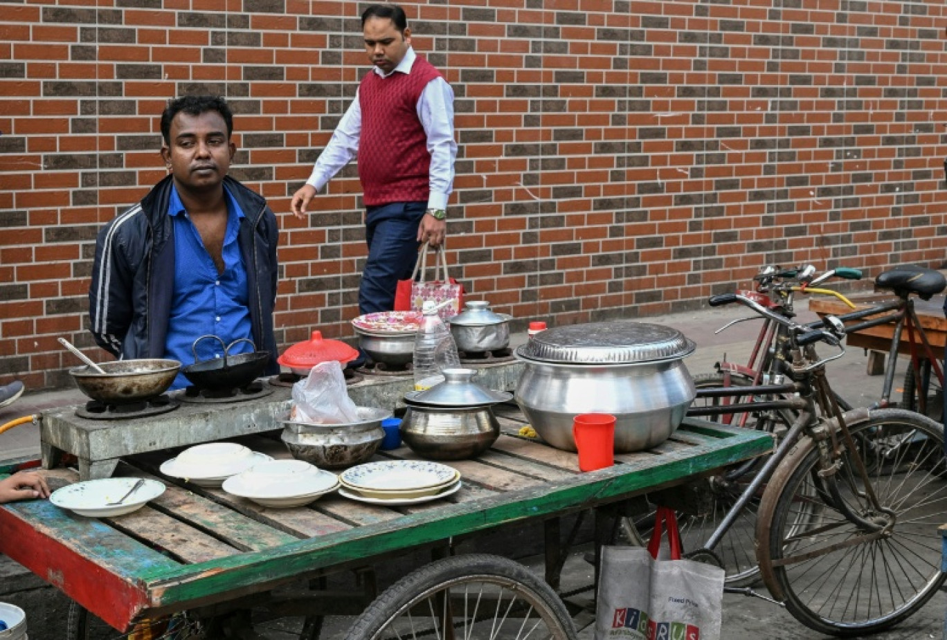 Le vendeur ambulant Helal Uddin attend des clients dans une rue de Dacca, le 21 janvier 2026 © Munir UZ ZAMAN