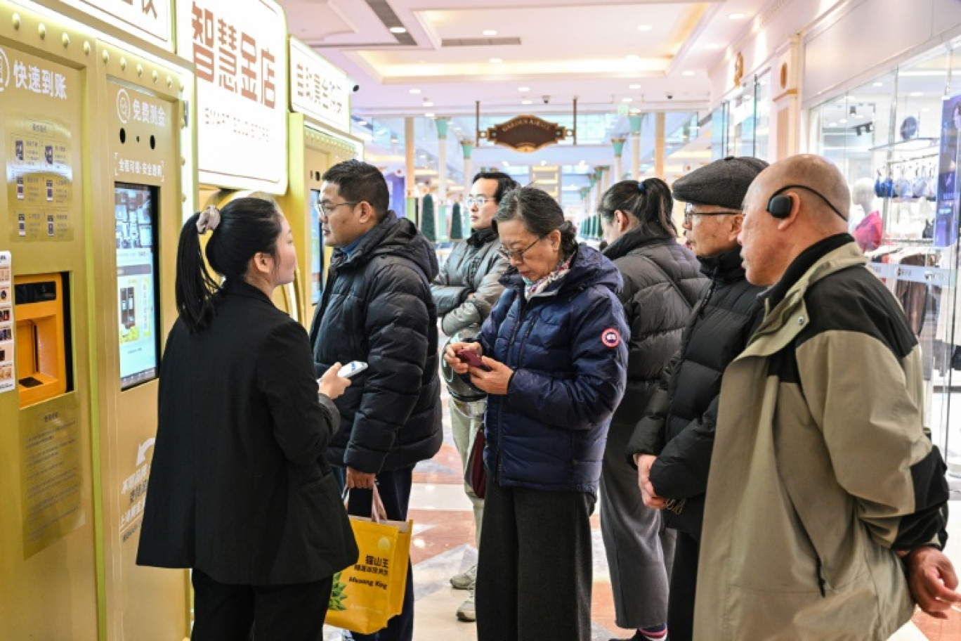 Des clients font la queue pour vendre leurs bijoux en or dans un distributeur automatique à Shanghai, en Chine, le 29 janvier 2026 © Hector RETAMAL