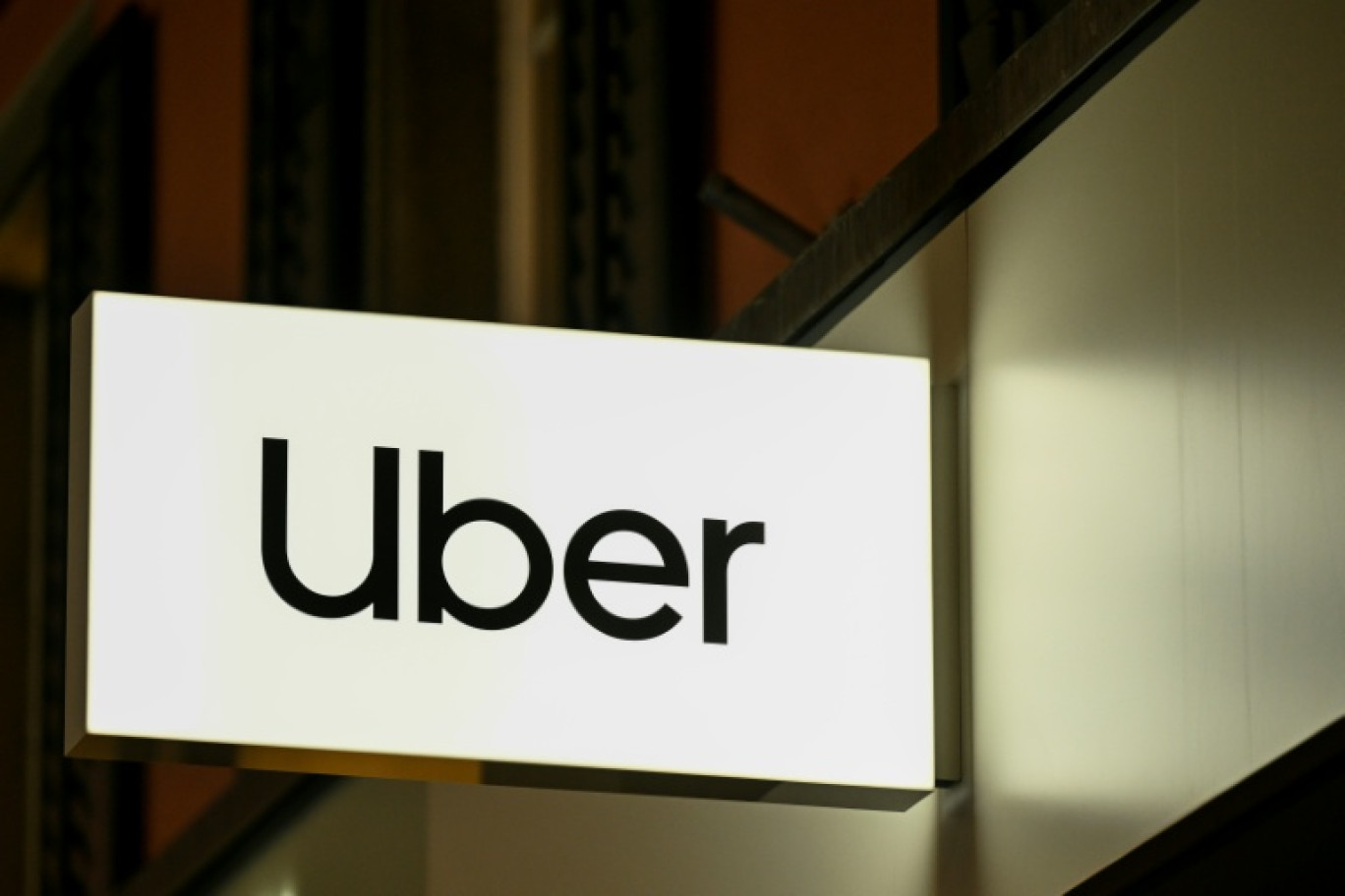 L'Urssaf réclame 1,7 milliard d'euros à Uber, estimant que la plateforme a maquillé la relation d'employeur à salariés la liant à ses chauffeurs en contrat d'entreprise pour échapper à ses obligations, selon la Revue21 © INA FASSBENDER
