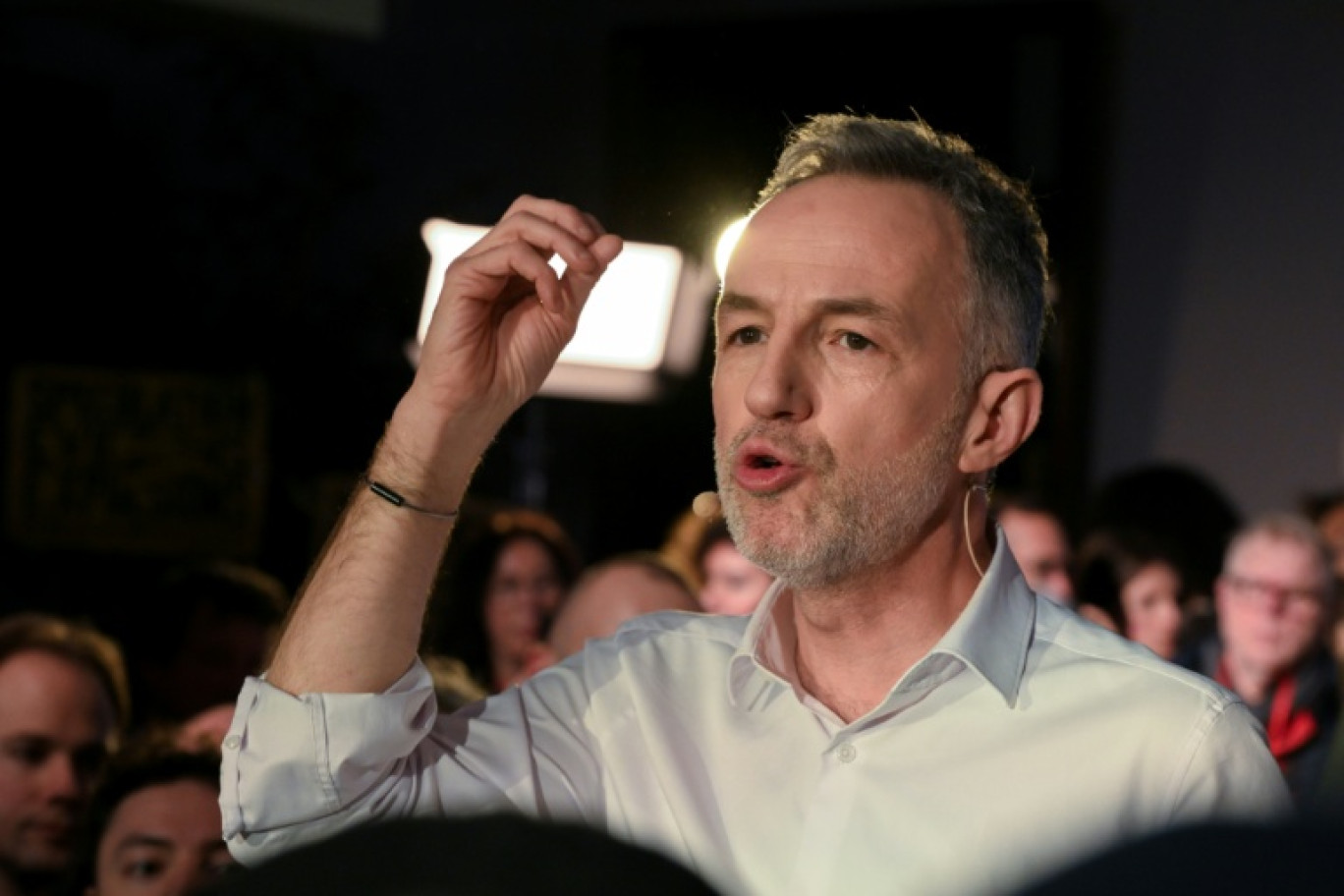 Emmanuel Grégoire, candidat de la gauche unie hors LFI à la mairie de Paris, en meeting à La Bellevilloise, dans la capitale, le 14 janvier 2026 © Martin LELIEVRE