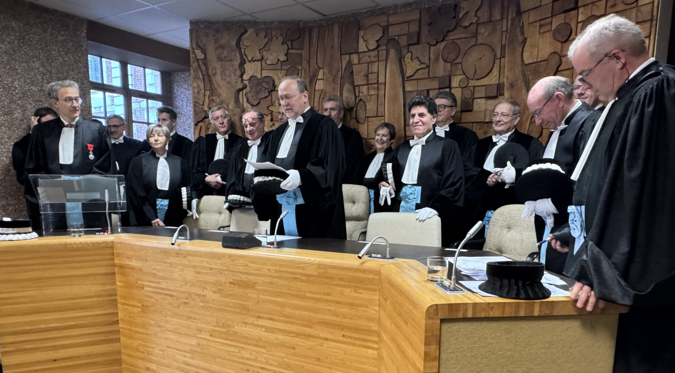 Lors de l’intervention de Jean-Luc Carbonnier, président du Tribunal d’Arras, en présence de (à gauche) Sylvain Barbier Sainte Marie, procureur de la République, et (à droite) Jean-Marc Parmentier, greffier du tribunal de commerce d’Arras.