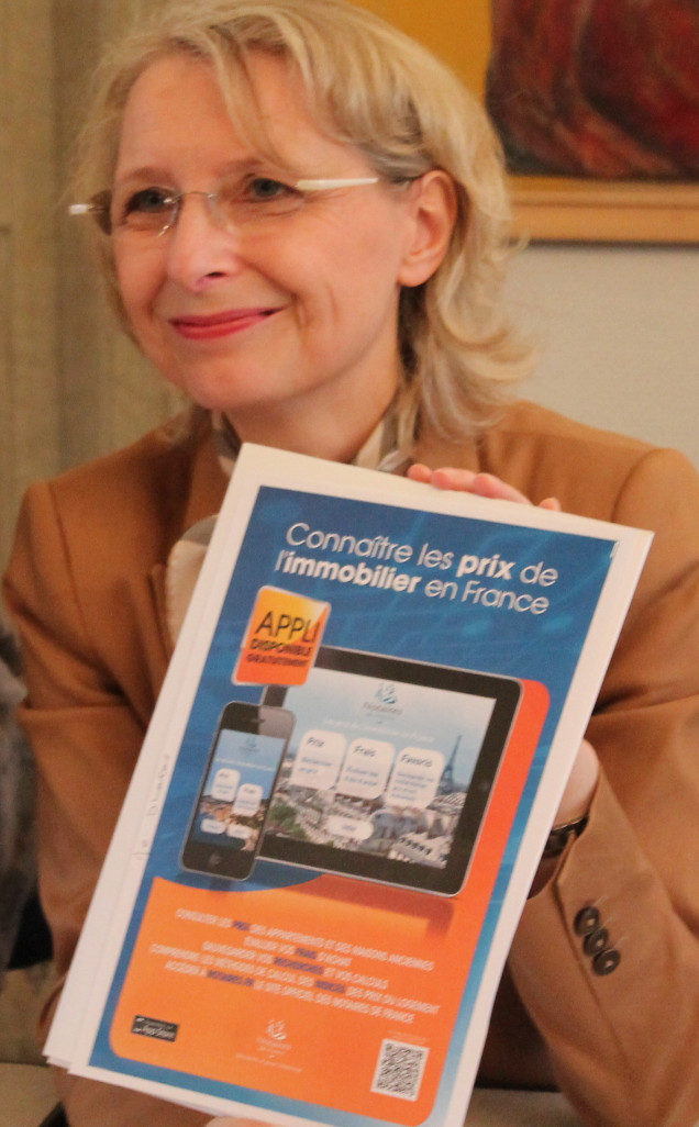Véronique Dhotel, présidente du Conseil régional des Notaires et notaire à Aubigny-en-Artois, présente l’application iPhone qui permet gratuitement de consulter le prix des appartements et des maisons anciennes en accédant au site notaires.fr. Le public peut aussi être informé via www.notaires59-62.fr pour les données régionales, www.immoprix.com pour la province, www.paris.notaires.fr pour l’Ile-de-France et www.immobilier.notaires.fr pour le marché français.