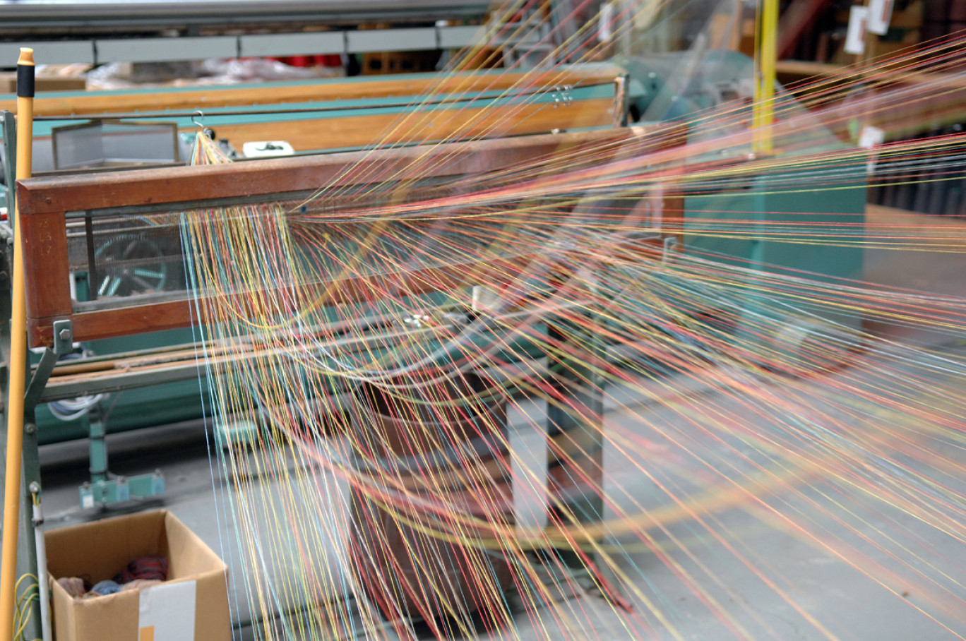 Les machines à tapisseries sont capables de recevoir 10 000 fils qui travaillent de manière indépendante, sur des largeurs qui peuvent aller jusqu’à 7 mètres.