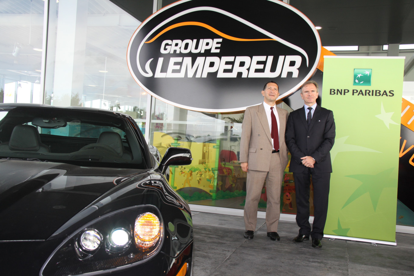 A gauche, Philippe Transon, directeur des agences BNP Paribas Arras-Artois, en compagnie de Jean-Paul Lempereur, président du groupe éponyme, près de l’entrée du complexe automobile situé dans la nouvelle zone commerciale Boréal de Beaurains.