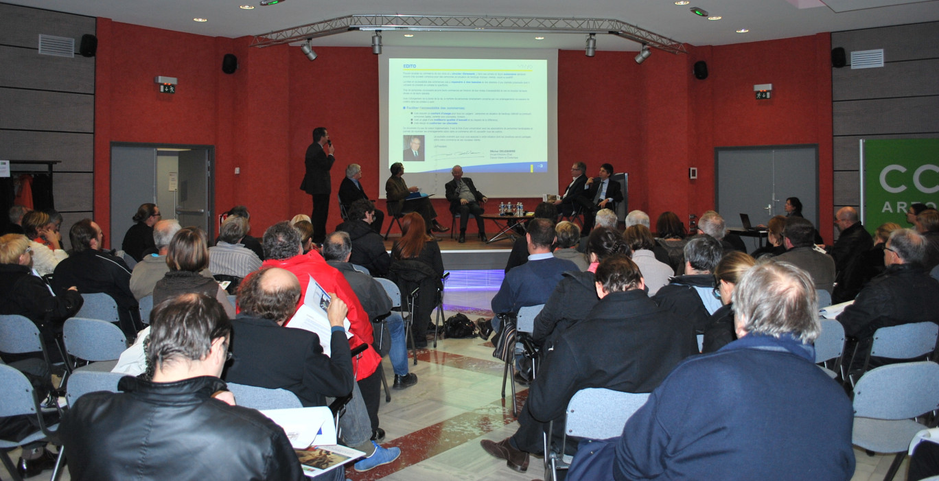 Lors de la réunion à Arras, de gauche à droite, les différents intervenants: (debout) Joseph Vallantin Dulac, directeur départemental de l’Association des paralysés de France, Claude Cavroy, responsable accessibilité de l’Association, Me Antoine Vaast, bâtonnier de l’Ordre des avocats d’Arras, Jean-Paul Pipon, membre élu de la CCI Artois, en charge du dossier Accessibilité, François Descloquemant, membre élu de la CCI Artois et président de l’Union commerciale Arras Commerce & Cœur de Ville, Sylvain Kleczewski, animateur.