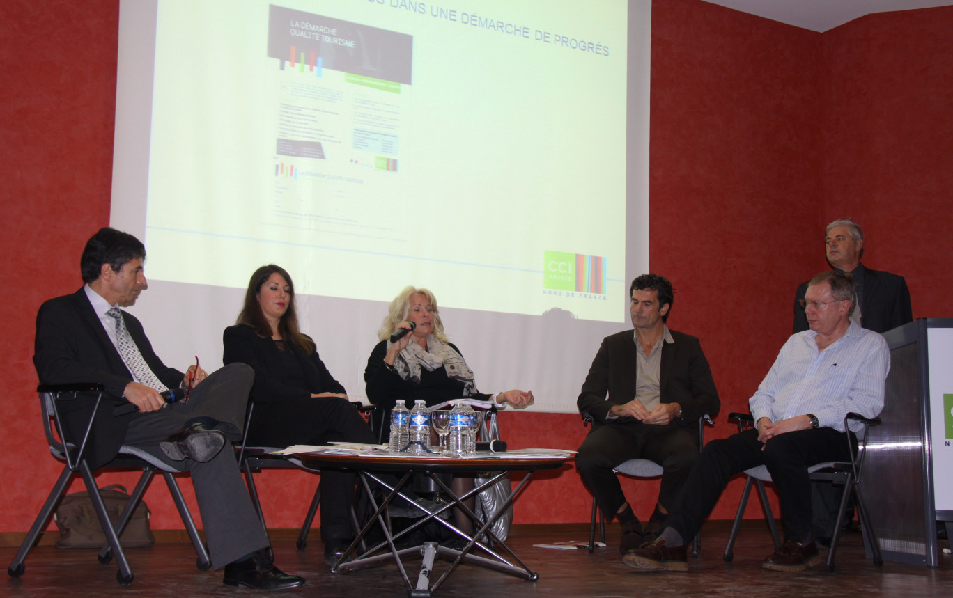 De gauche à droite, les intervenants à Arras: Sylvain Kleczewski, animateur de la réunion, Anne Fauquembergue, chargée de marketing du Louvre-Lens, Maryse Darcq (au micro), élue CCI Artois, présidente des commissions tourisme Artois et régionale, Philippe Cardon, vice-président Commerce de la CCI Artois, François Descloquemant, président de l’Union commerciale Arras Commerce & Cœur de Ville, et Christian Mine, responsable du service Commerce à la CCI Artois.