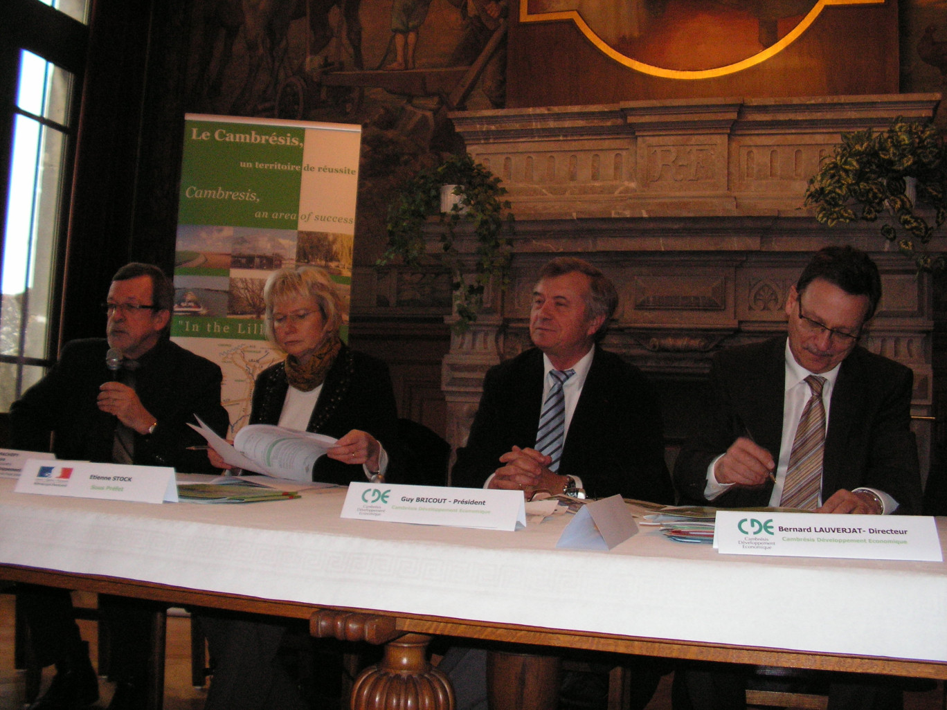 De gauche à droite à l’ouverture de l’assemblée : Serge Machepy, notamment maire de Solesmes ; Jocelyne Hennequin, secrétaire générale de la sous-préfecture ; Guy Bricout, actuel président de CDE ; Bernard Lauverjat, directeur de CDE.
