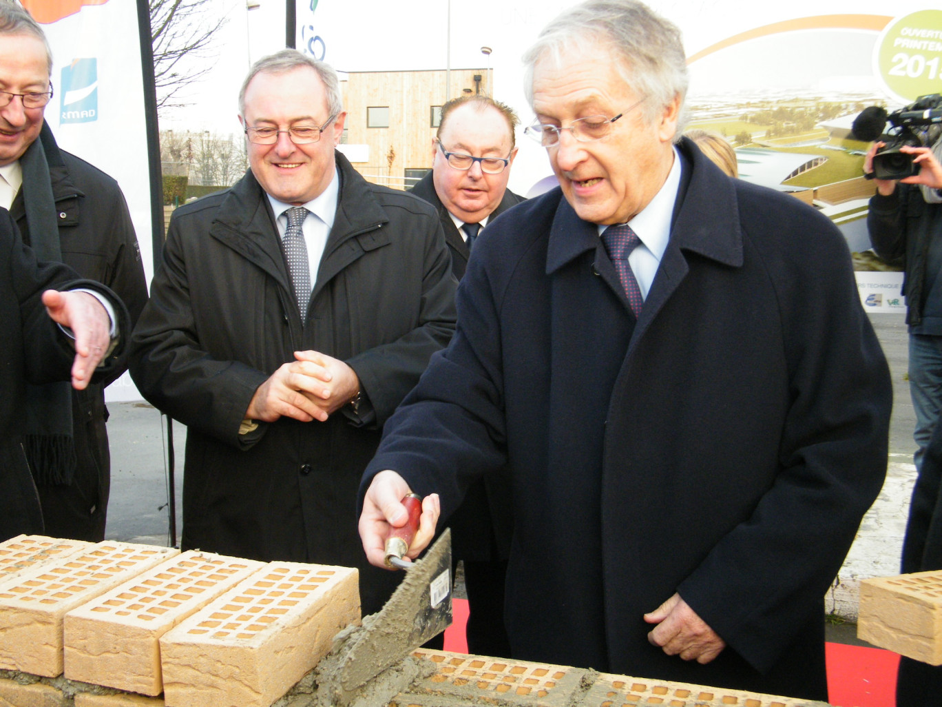 « Daniel Percheron, président du Conseil Régional, Dominique Dupilet, président du Conseil Général, Joël Duquenoy, président de la CASO lancent les travaux du futur Centre aquatique