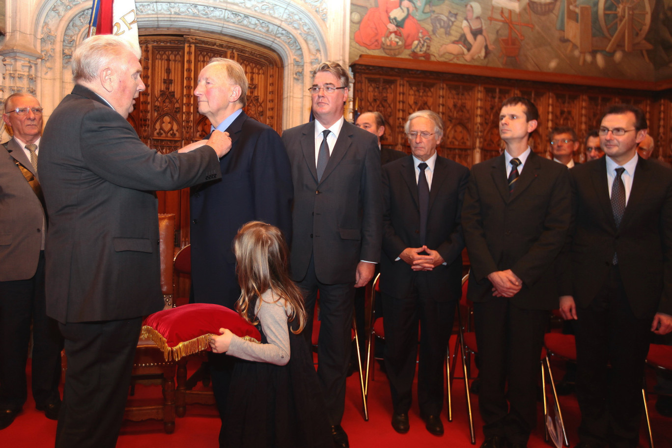 Jean-Pierre Defontaine reçoit des mains de Roland Huguet, président honoraire du Conseil général du Pas-de-Calais, les insignes de chevalier de la Légion d’honneur. Puis de gauche à droite : Jean-Paul Delevoye, Daniel Percheron, président du Conseil régional, Jacques Witkowski, secrétaire général de la préfecture du Pas-de-Calais, sous-préfet d'Arras, et Fréderic Leturque, maire d’Arras.