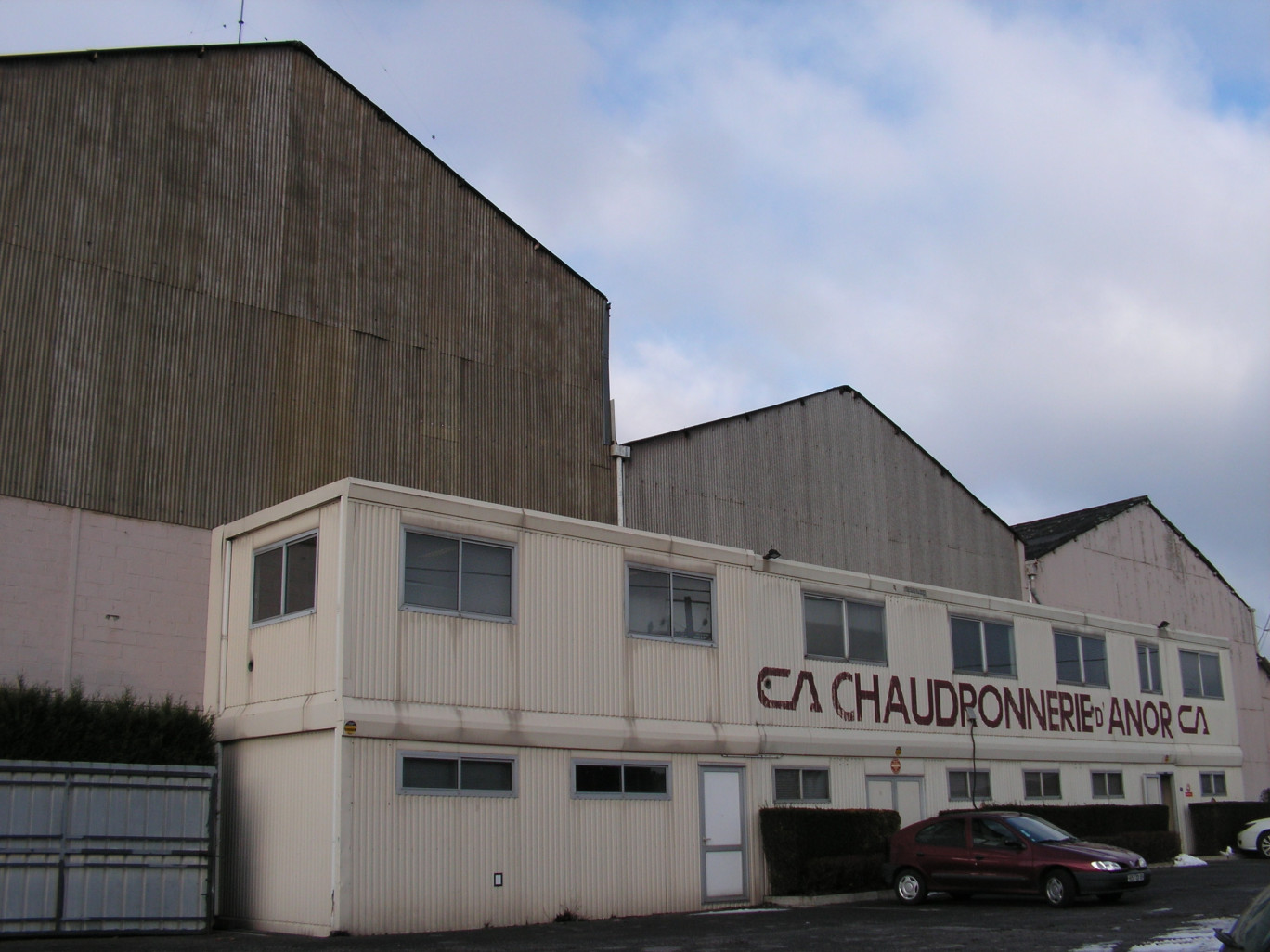 Les locaux de la Chaudronnerie d’Anor, près de la gare de la petite cité industrielle, ont été rachetés par l’intercommunalité Action Fourmies. Ils abritent l’activité chaudronnerie, réduite, et « Wood + », locataire principal, doit y développer son activité de traitement du bois.