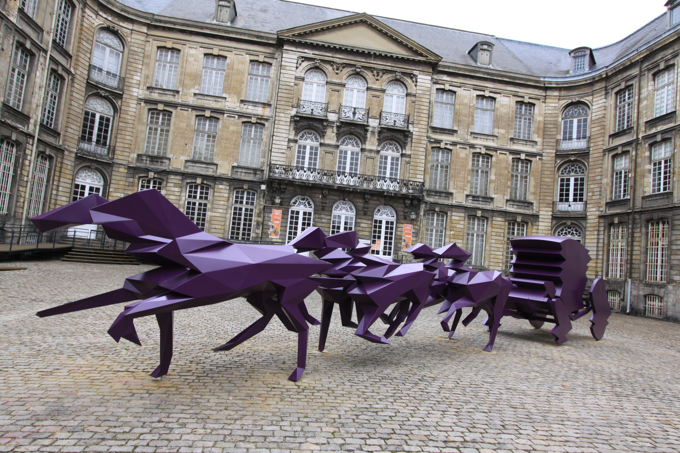 Présentée en 2009 au Château de Versailles, « Le Carrosse », œuvre contemporaine de l’artiste Xavier Veilhan est installé depuis le 15 septembre 2012 dans la cour d’honneur du Musée des Beaux-Arts d’Arras jusqu’au 25 mars, en résonance avec l’exposition "Roulez carrosses !" qui se tient au musée jusqu’au 10 novembre.