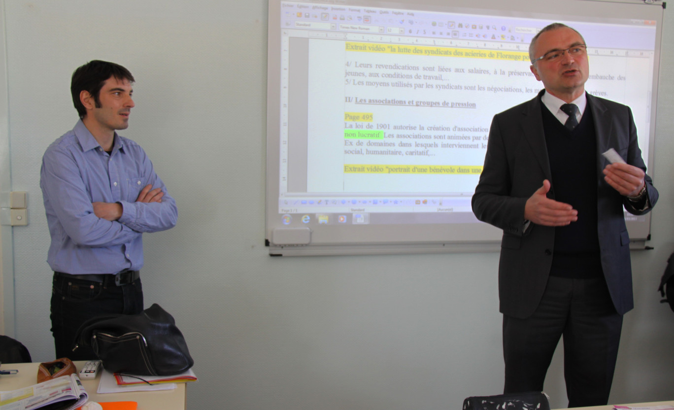Au cours de la visite, Fabien Decq, principal du collège Charles Péguy à Arras, a présenté des applications adaptées aux matières enseignées dans deux classes.