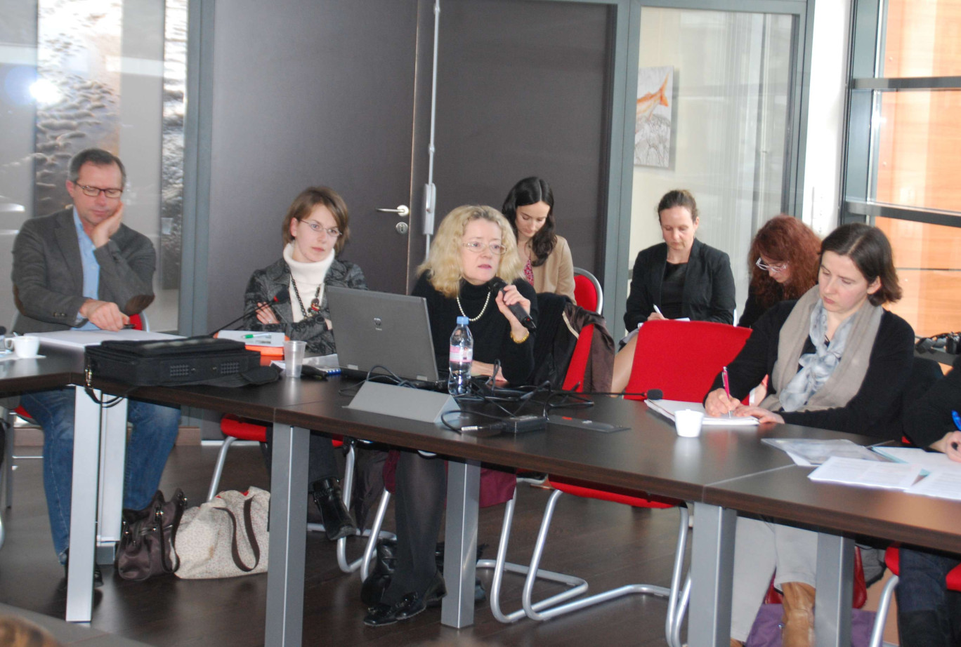- De gauche à droite à la table des animateurs : Olivier Poline (directeur de PFI Nouvelles Vagues), Mariz Deniel (Naturalpha), Sophie Dussours (DGCCRF Paris) et Lydie Rembur (Nouvelles Vagues).