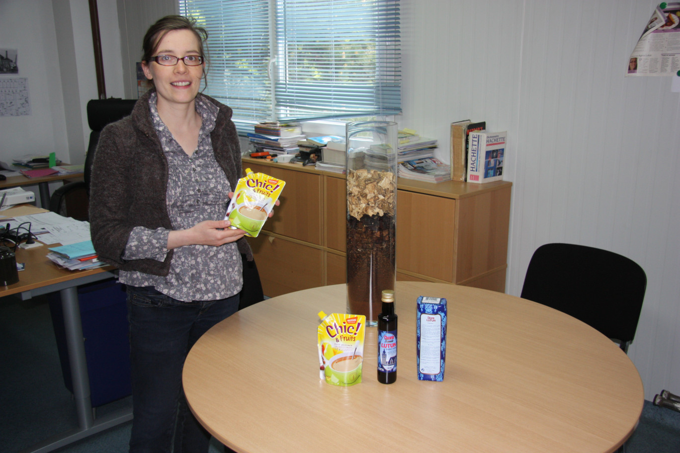 Agnès Lutun avec les produits maison. Dans ses mains, le dernier né : Chic & fruits.