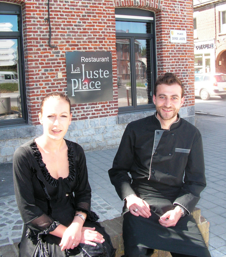 Cécile et Florian Eustache devant leur établissement, « La Juste Place », proche de la gare d’Aulnoye-Aymeries. Ils sont confiants.
