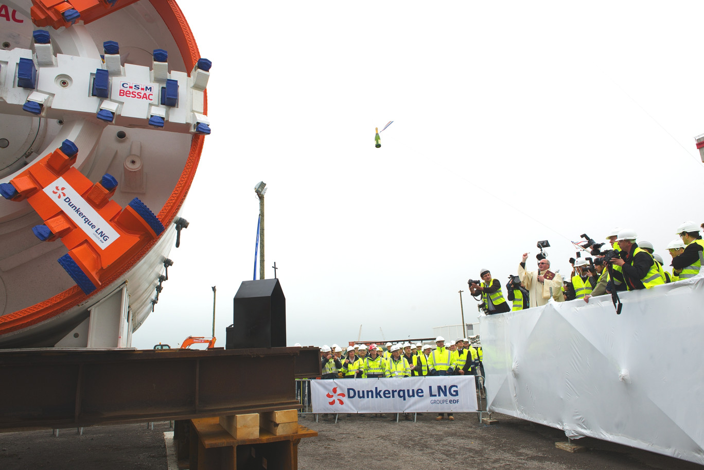 Le tunnelier chargé du creusement du tunnel entre la centrale nucléaire de Gravelines et le Terminal Méthanier du Clipon a été baptisé « Joséphine la Peule » du nom de sa marraine.