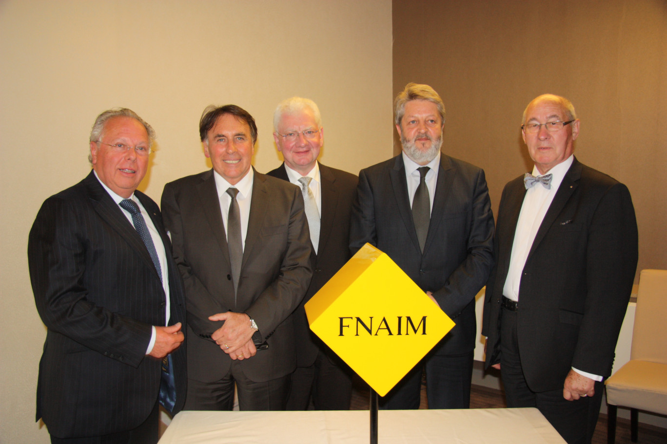 De G. à D. : M. Eric Herbez, agent immobilier boulonnais, MM. Jacky Chapelot, Pascal Dufour, Alain Potier et M. Francis Ruelle, maire de Wimereux.